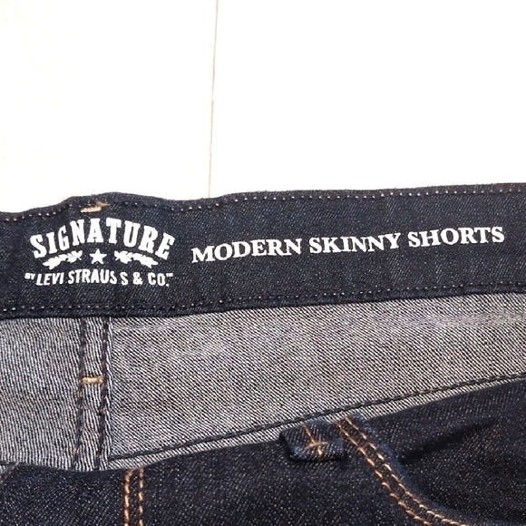 Levi Strauss Signature NWT Size 14 ‎ Modern Soft Skinny Denim Shorts Cuffed Dark - Picture 2 of 8